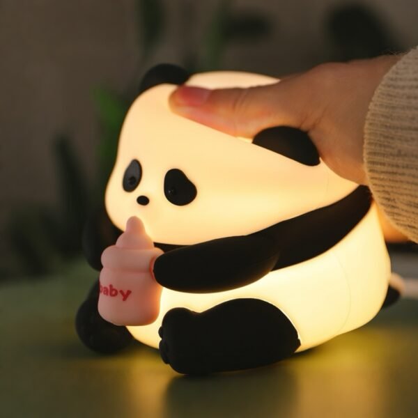 かわいいパンダの赤ちゃんが哺乳瓶を持つナイトライト。