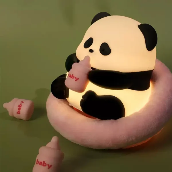 ぬいぐるみクッションに座るカワイイパンダのシリコンタッチランプ