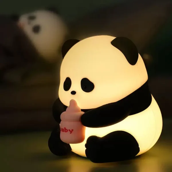 かわいいパンダの赤ちゃんが哺乳瓶を持つナイトライト。